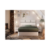 Elegante dormitorio con canapé, cabecero y mesillas